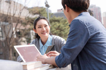 大学生情侣在<strong>校园</strong>里学习