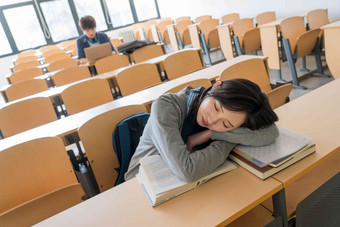 疲劳的大学生在教室里睡觉疲劳的清晰图片