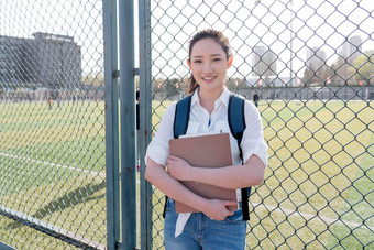 青年女大学生休闲装影相