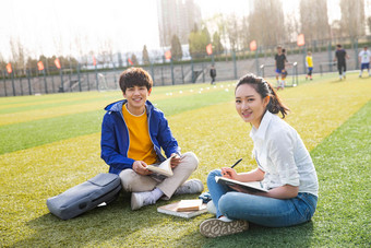 青年大学生在校园里学习