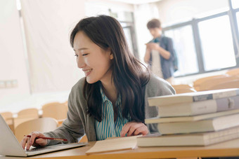 大<strong>学生</strong>学习女人电脑健康生活方式高端照片