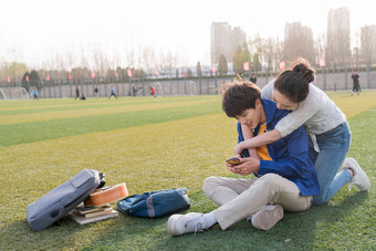 大学生情侣坐在校园里校园氛围照片