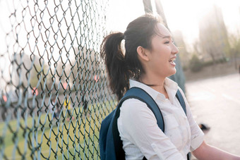 青年女大学生休闲清晰镜头