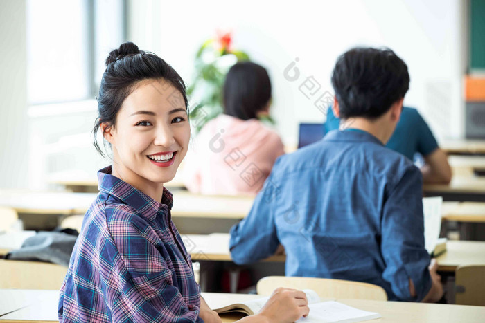 大学生在教室内上课学校镜头 上课学习