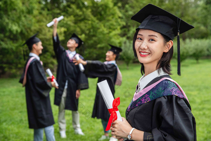 户外穿着学士服的大学生们教育氛围图片