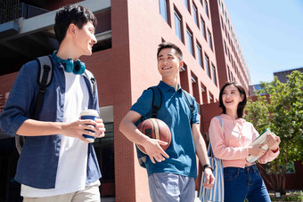 下课后的大学生在校园里中国人写实拍摄