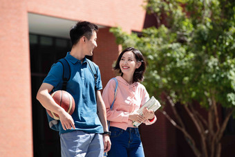 大学生情侣在校园里