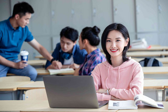 大学生在教室内自习学校氛围照片