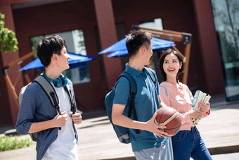 下课后的大学生在校园里教学楼高清素材