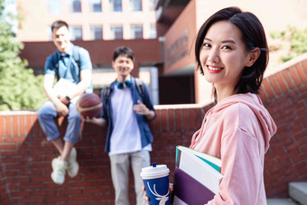 刚下课的<strong>大学生</strong>在校园里