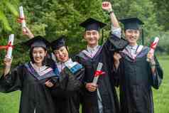 户外兴奋的穿着学士服大学生激动高清场景