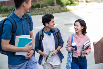 下课后的大学生在校园里男人高端照片