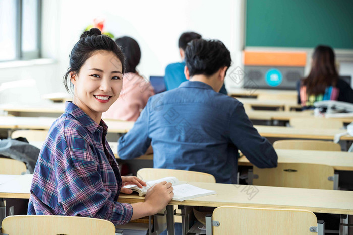 在教室内上课的大学生回头看学生高端场景