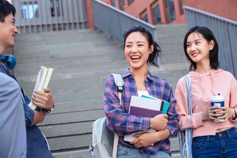 刚下课的大学生在校园里