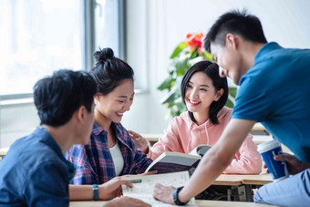 大学生在教室内交流学习