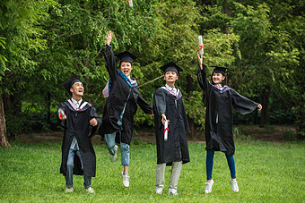 大学生穿着学士服庆祝毕业青年人高清场景