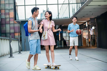 帅气的大学生教女朋友滑滑板女人高清拍摄