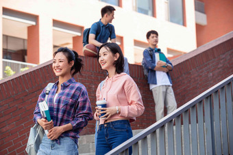 刚下课的大学生在校园里男人高质量场景