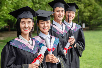 户外四个穿着学士服的大学生站一排北京高清图片