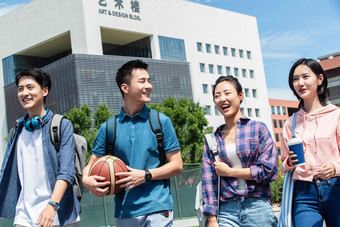 快乐的大学生在校园里步行四个人高质量照片