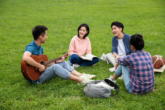 两对大学生情侣在草地上约会