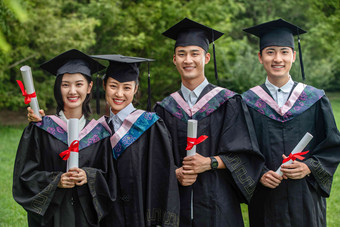 户外穿着学士服的大学生们拿着写实场景