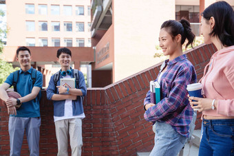 刚下课的大学生在<strong>校园</strong>里书包氛围摄影图