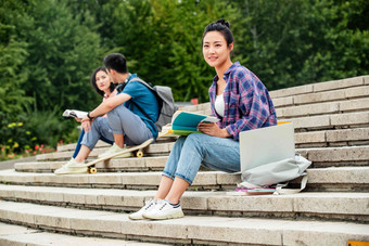 快乐的大学生坐在台阶上<strong>学习</strong>