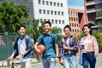 快乐的大学生在校园里步行青年人相片