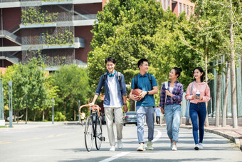 阳光下快乐的大学生在校园里步行步行清晰影相