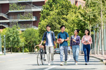 阳光下快乐的大学生在<strong>校园</strong>里步行