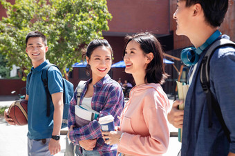 快乐的大学生走在校园里男人氛围场景