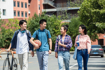 快乐的大学生在校园里步行人高质量照片