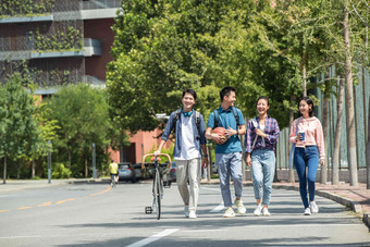 快乐的大学生在校园里步行<strong>中国</strong>人氛围素材