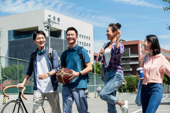 快乐的大学生在校园里步行步行清晰图片