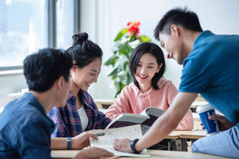 大学生在教室内交流学习同学清晰镜头