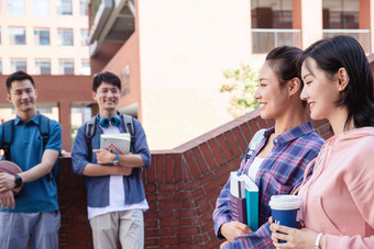 刚下课的大学生在校园里书氛围摄影图