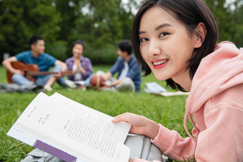 大学生在草地上享受课余时间亚洲人高端素材