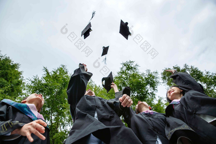 穿着学士服的大学生扔学士帽学士帽清晰照片