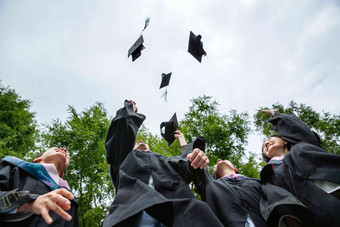 穿着学士服的大学生扔学士帽