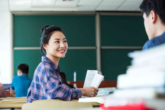 教室里回头<strong>讨论</strong>学习的大<strong>学生</strong>青年人高质量摄影