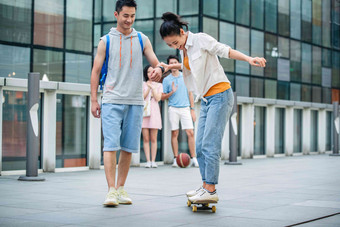 帅气的大学生教女朋友滑滑板<strong>青年人</strong>图片