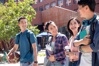 准备去上课的大学生情侣在校园里成年学生场景