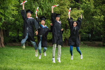 大学生穿着学士服庆祝毕业男人高质量摄影