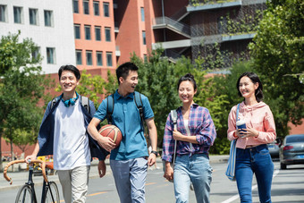 快乐的大学生在校园里步行人图片