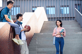 刚下课的大学生在<strong>校园</strong>里中国人清晰图片