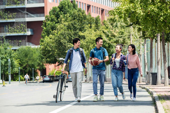 快乐的大学生在校园里步行东方人照片
