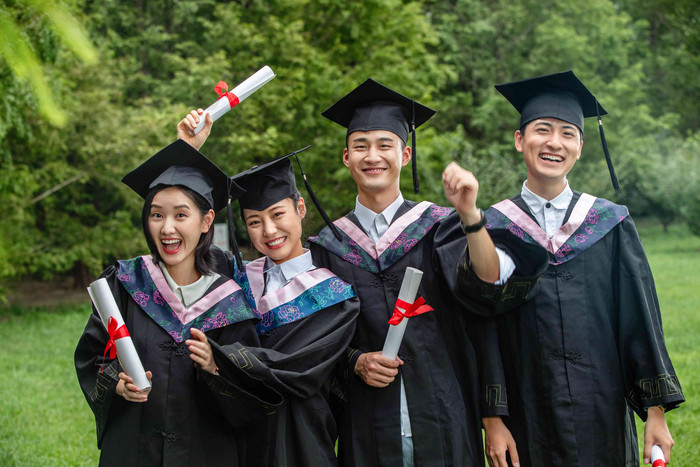 户外穿着学士服的大学生们草地氛围场景