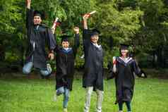 大学生穿着学士服庆祝毕业