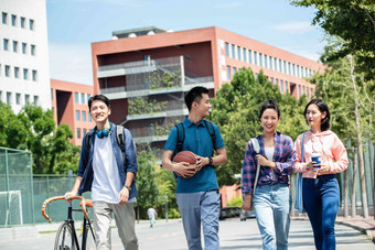快乐的大学生在校园里步行东方人图片